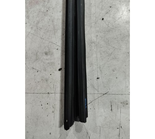 Уплотнитель стекла (передний левый)