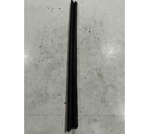 Уплотнитель стекла (передний левый)