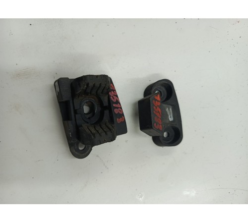 Отбойник двери крышки багажника правый