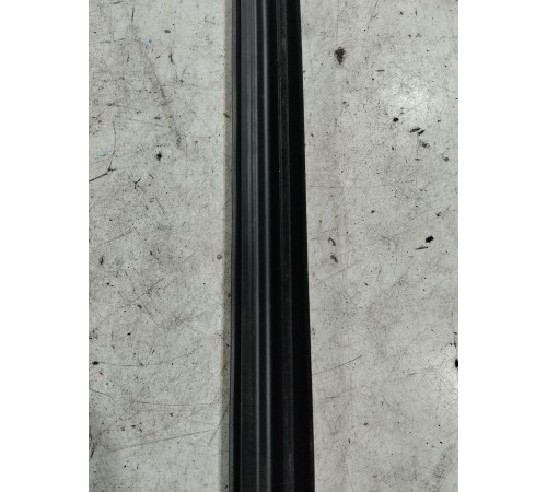 Уплотнитель стекла (передний левый)