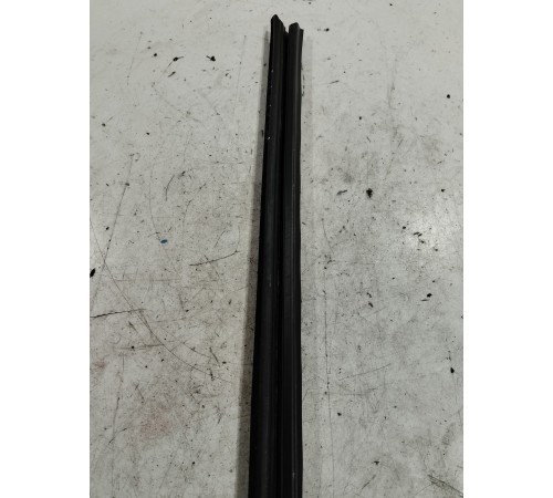 Уплотнитель стекла (передний левый)