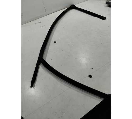 Уплотнитель стекла (передний правый)