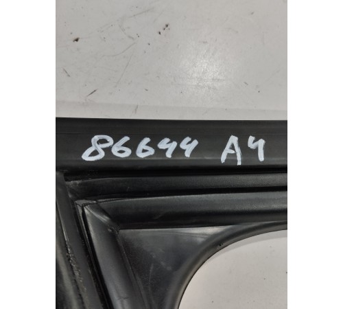 Уплотнитель стекла (передний правый)