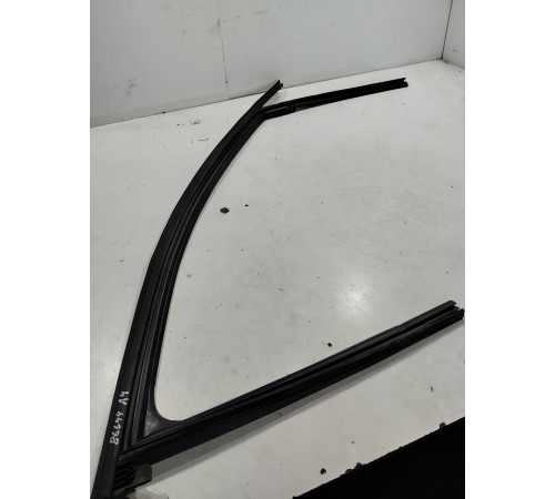 Уплотнитель стекла (передний правый)