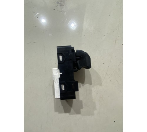 Кнопка стеклоподъемника (задняя правая)