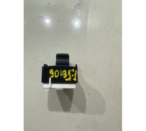 Кнопка стеклоподъемника (задняя правая)