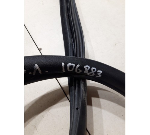 Уплотнитель двери(задний левый)