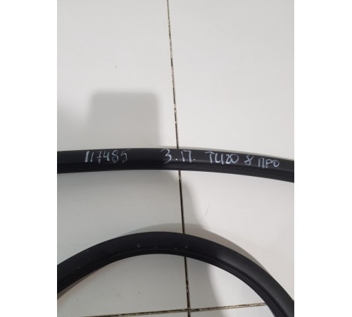 Уплотнитель двери задний правый