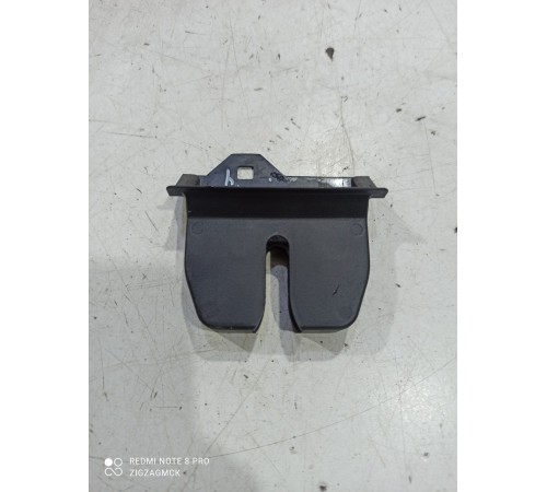 Накладка (кожух) замка крышки багажника