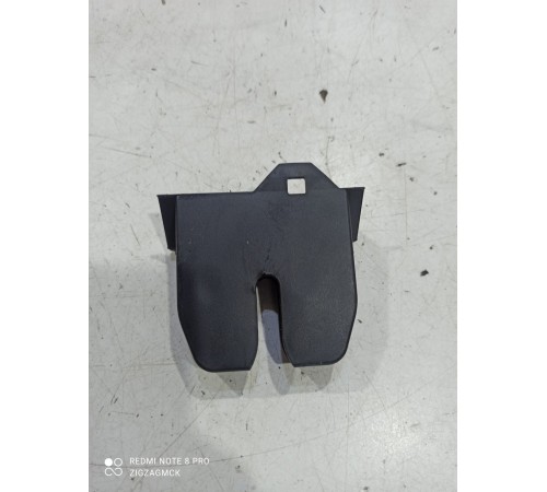 Накладка (кожух) замка крышки багажника