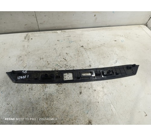 Накладка крышки багажника подсветки номера