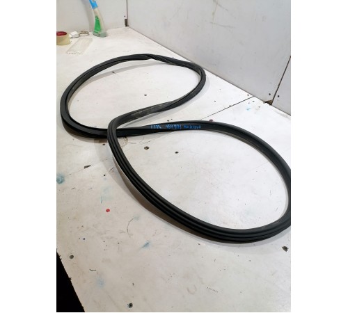 Уплотнитель двери передний правый