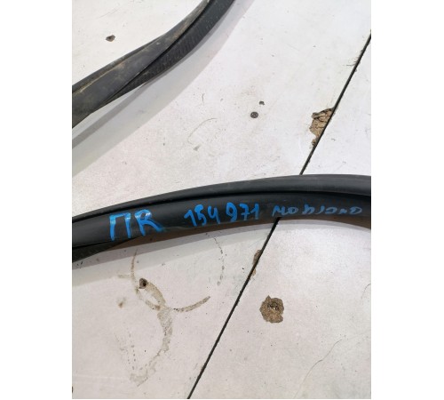 Уплотнитель двери передний правый