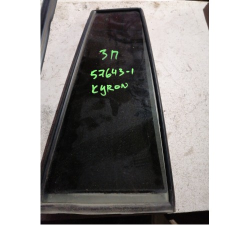 Стекло двери задней правой форточка