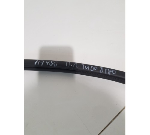 Уплотнитель двери передний левый