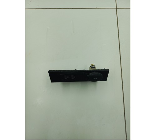 Накладка центральной консоли розетка 12v
