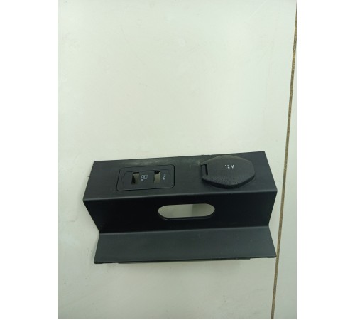 Накладка центральной консоли розетка 12v