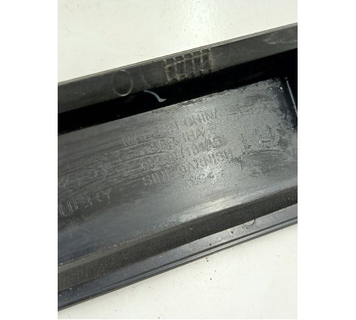 Накладка двери багажника левая