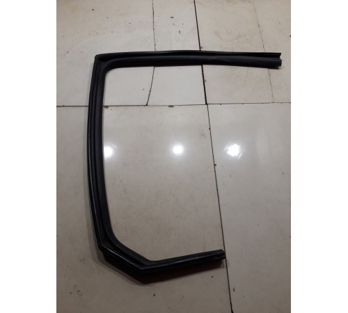 Уплотнитель стекла двери (задний правый)