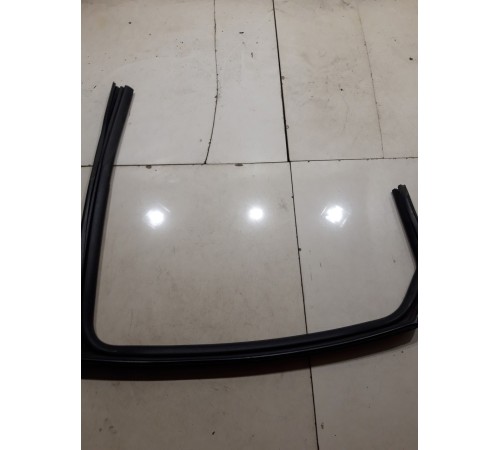 Уплотнитель стекла двери (задний правый)