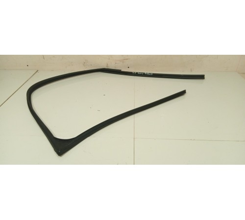 Уплотнитель переднего левого стекла двери