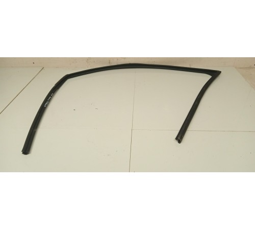 Уплотнитель переднего левого стекла двери