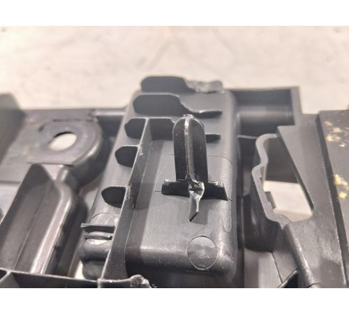 Кронштейн(крепление) шторки багажника правый