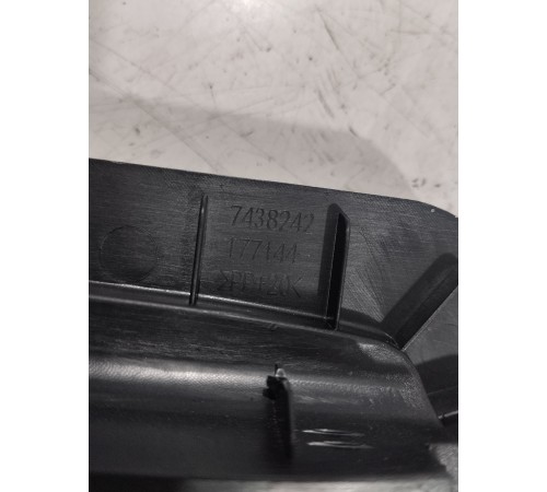 Кронштейн(крепление) шторки багажника правый