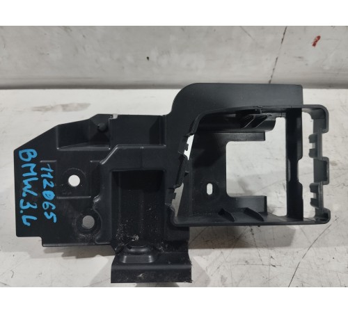 Кронштейн(крепление) шторки багажника правый