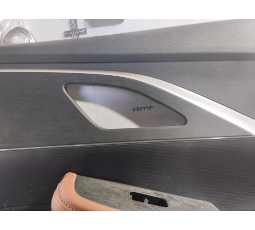 Обшивка двери передняя правая