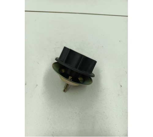 Болт крепления запасного колеса