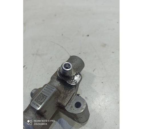 Топливная рампа левая