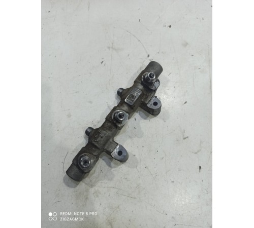 Топливная рампа левая