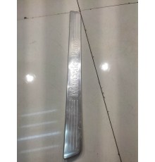 Декоративная накладка порога (передняя левая)