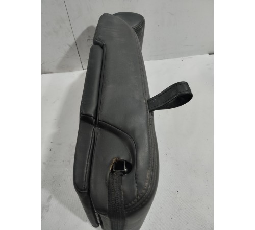 Подлокотник заднего ряда сидений