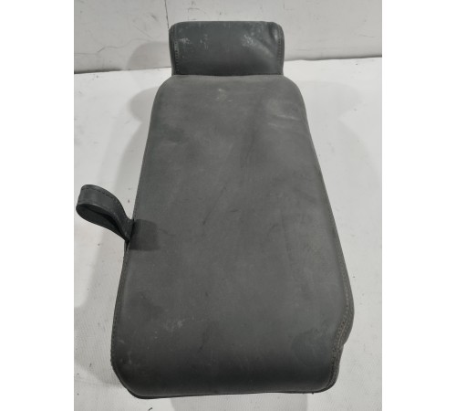 Подлокотник заднего ряда сидений