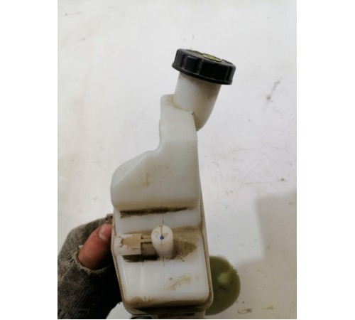 Главный тормозной цилиндр с бачком