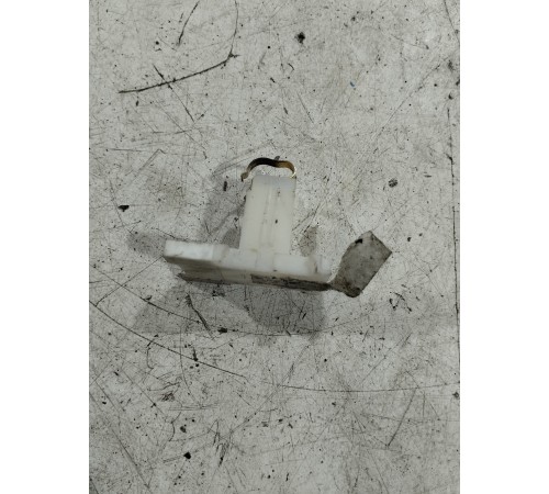 Крепление защелка солнцезащитного козырька левая