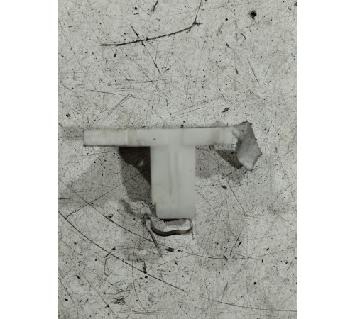 Крепление защелка солнцезащитного козырька левая