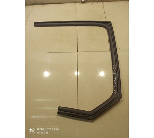 Уплотнитель стекла (задний, левый)