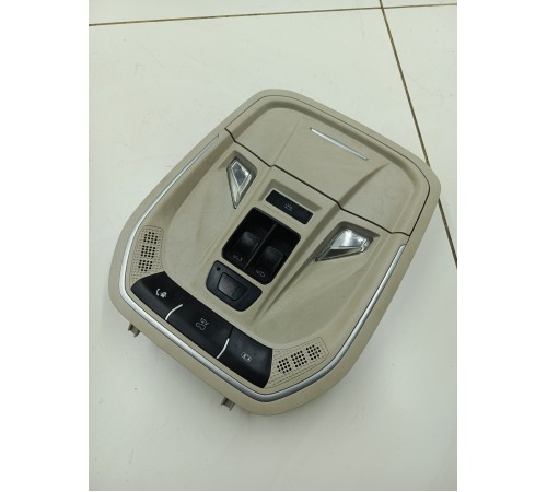 Плафон внутреннего освещения салона передний