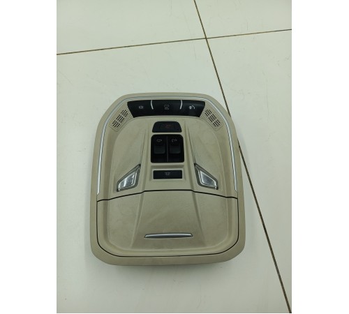 Плафон внутреннего освещения салона передний