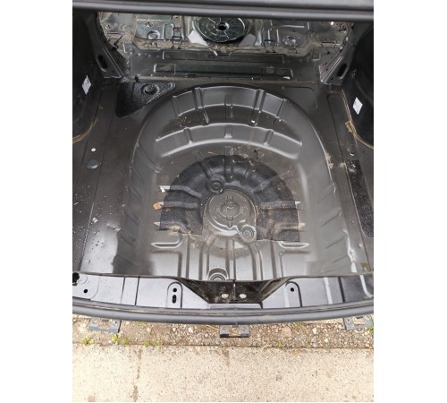 Ниша багажника (запасного колеса)