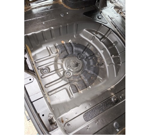 Ниша багажника (запасного колеса)