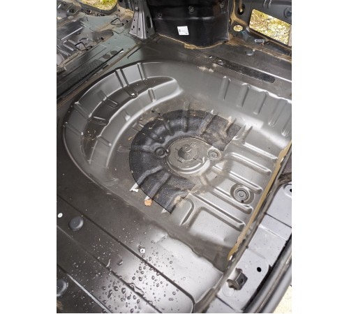 Ниша багажника (запасного колеса)