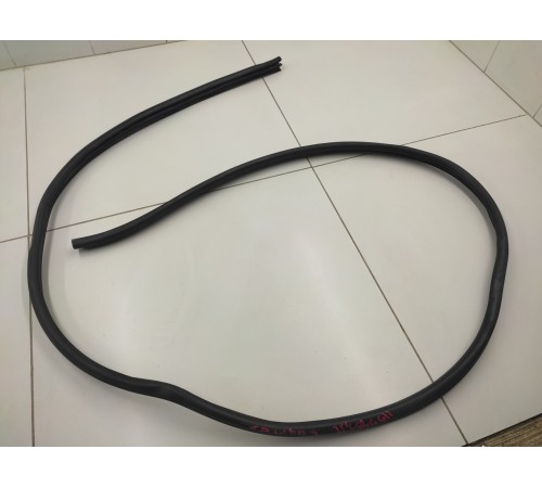 Уплотнитель двери задний правый