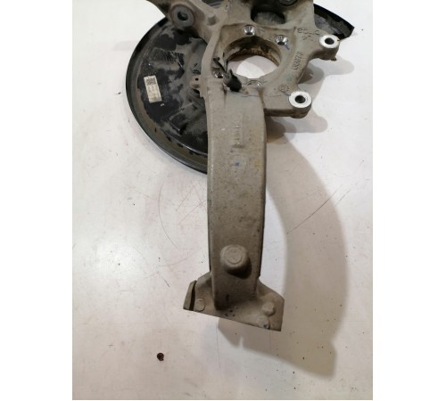 Кулак поворотный передний левый