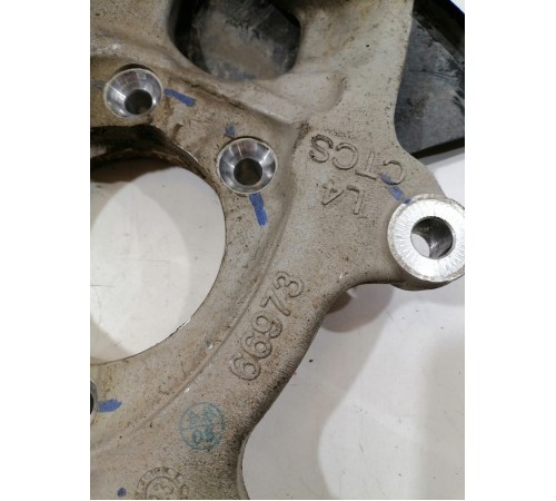 Кулак поворотный передний левый