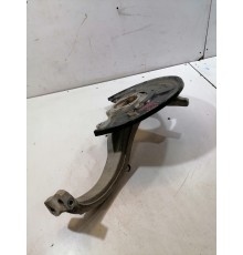 Кулак поворотный передний левый