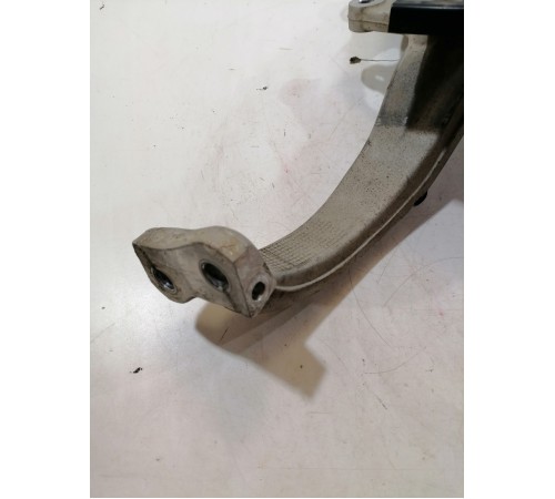 Кулак поворотный передний левый